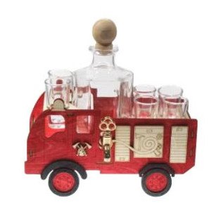 Štamperlíky a fľaša na drevenom stojane s motívom hasičského auta
